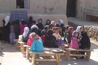 2005 Sch&uuml;lerinnen warten in Arbab Shah auf eine neue Schule