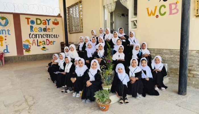 WC_11 Fröhliche Schülerinnen im WCB