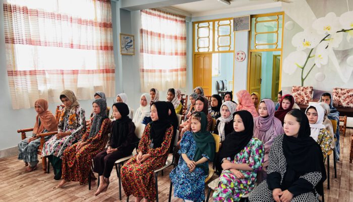 WC_12 Die Schülerinnen der Dorfkurse besuchen das WCA für einen Vortrag über Gesundheit 2025-1