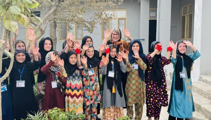 WC_14 AFS Vorsitzende Marga Flader beim Projektbesuch 2025 mit den Mädchen