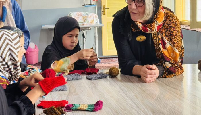 WC_14 AFS Vorsitzende Marga Flader beobachtet die Strickkünste der Mädchen beim Projektbesuch September 2025