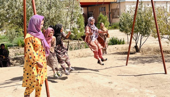 WC_15 In den Pausen dürfen die Mädchen Kind sein und spielen hier im WCB 2025-1