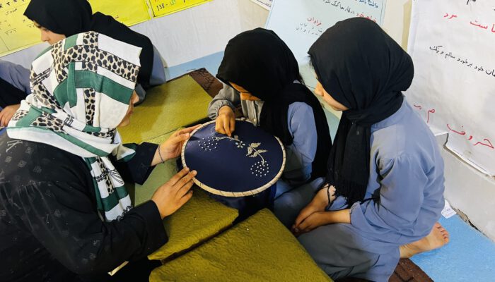 WC_18 Die Mädchen des Dorfes Tawachi erlernen traditionelle afghanische Sticktechnik 2025