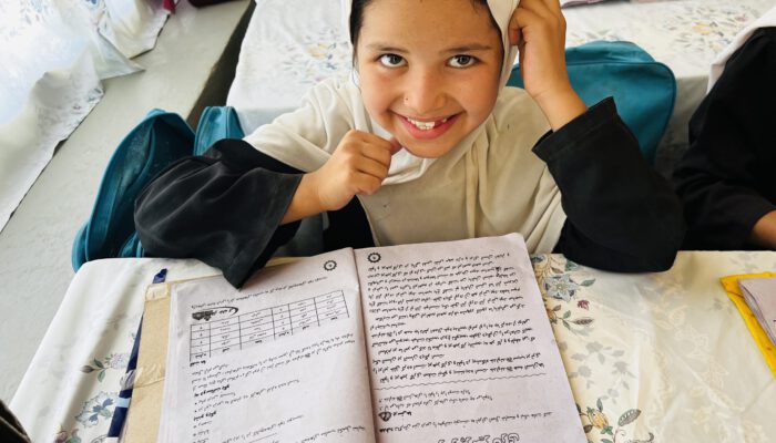 WC_21 Dari-Englisch Unterricht im WCk macht diesem Schulmädchen Spaß 2025