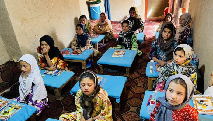 WC_23 mit diesen niedrigen Tischen sind die Klassenzimmer der Dorfkurse flexibel zu nutzen 2025