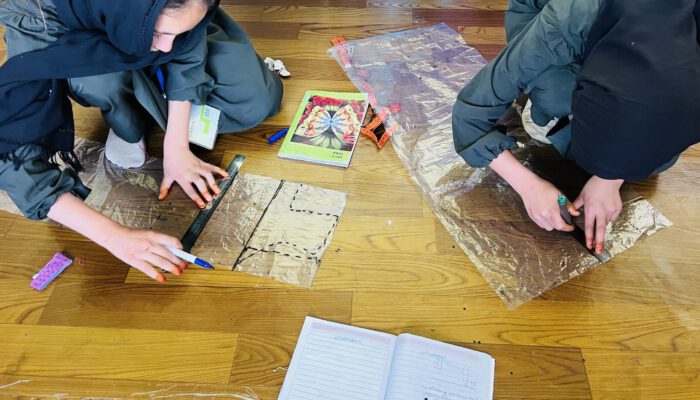 WC_27 Das Zuschneiden von Stoff wird zunächst mit Plastik geübt 2025