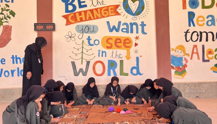 WC_4 Women Center Baghebustan WCB-Schülerin im Hof bei einer Gruppenarbeit 2025